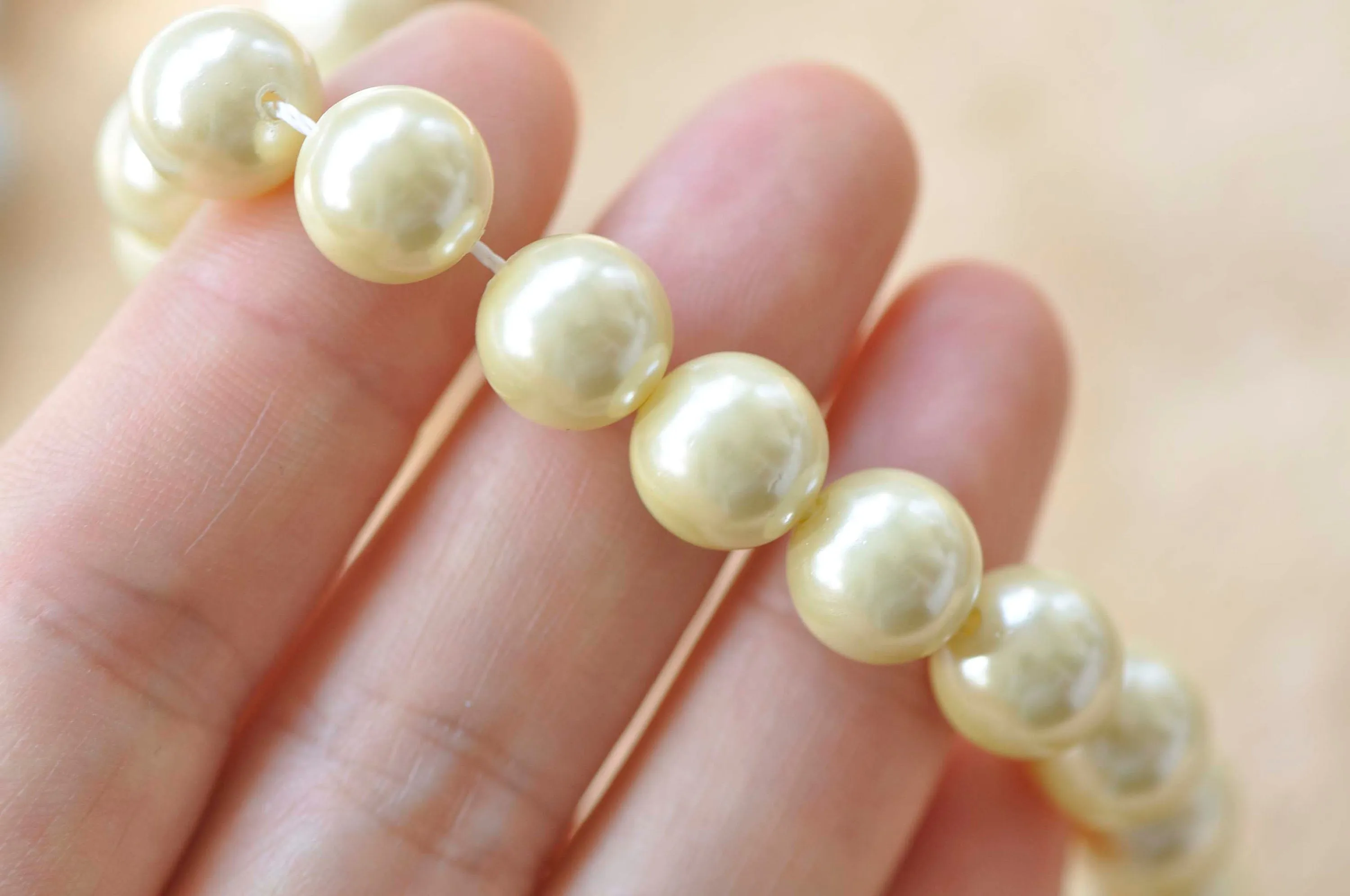 One Strand Mother of Pearl Round Beads Red/White/Pink/Blue/Yellow